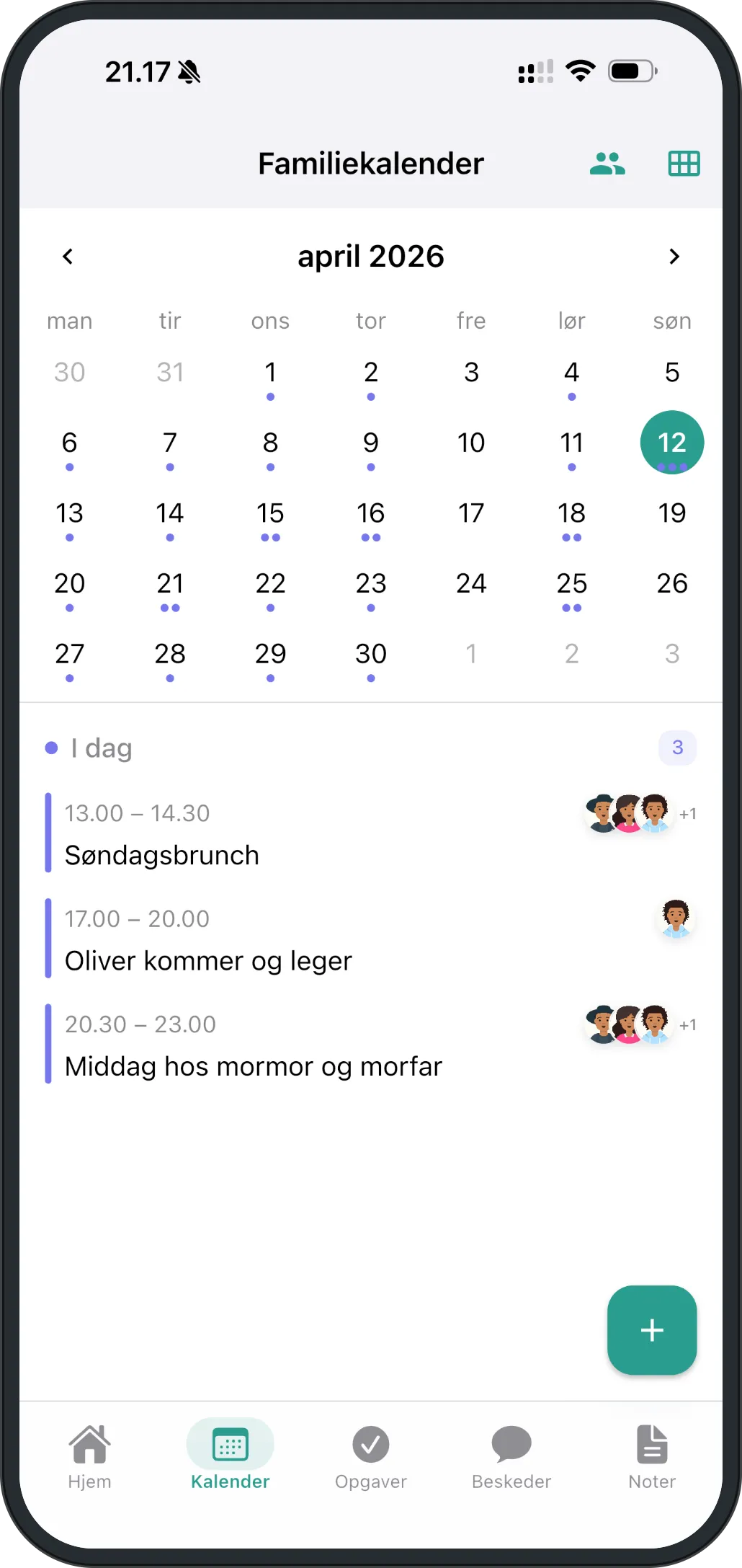 Familiekalenderens månedsvisning for april med dagens begivenheder nedenunder.